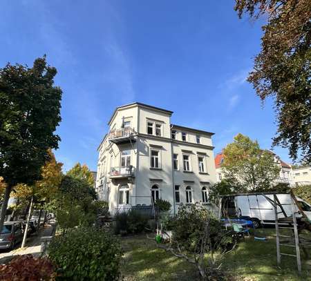 **Altbaucharme pur** 2-Zimmerwohnung mit Parkettfußboden, Terrasse & Stellplatz zu vermieten