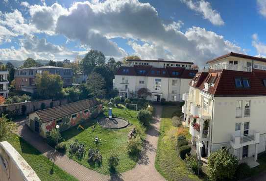 Stadtwohnung im Grünen mit großer Loggia - Sonnig, ruhig und bezugsfrei !