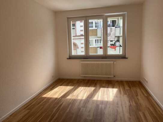 **TOP** Neu renovierte 1-Zimmer-Wohnung mit Balkon, ZENTRALE + RUHIGE LAGE