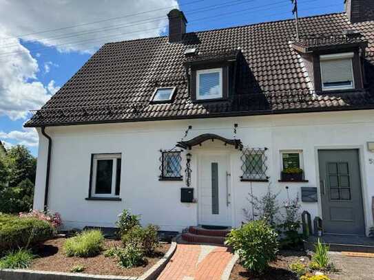 Kreuztal OT Ferndorf, nahezu kompl. hochwertig sanierte, sonnig gelegene DHH mit Traumgarten