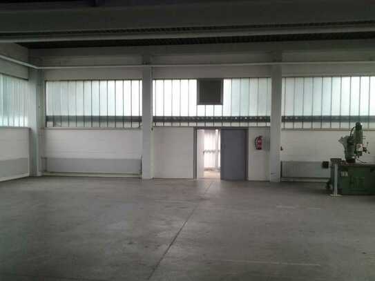 234 m² Hallen- und 220 m² Bürofläche