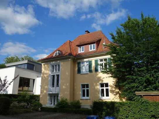 Heimelige Dachgeschoßwohnung in stattlichem Herrenhaus