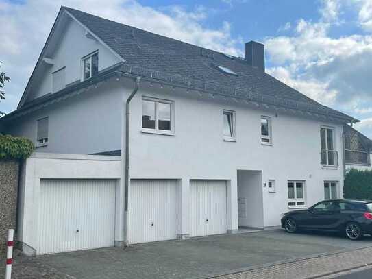 Charmante, sanierte 2-Zimmer-Wohnung mit 3 Balkonen und einer Garage