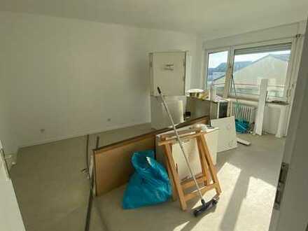 Voll Renovierte Wohnung mit vier Zimmern sowie Balkon und EBK in Mainthal, Ruhige Lage