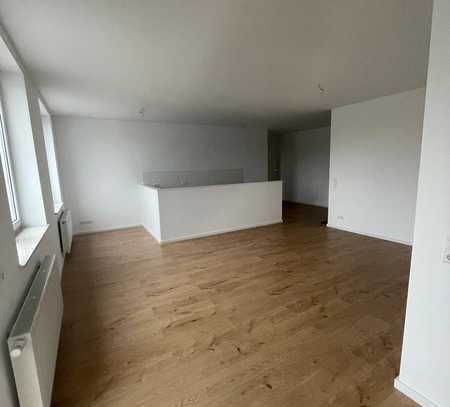 +++ Sanierte 4-Raum Wohnung mit großer Terrasse +++