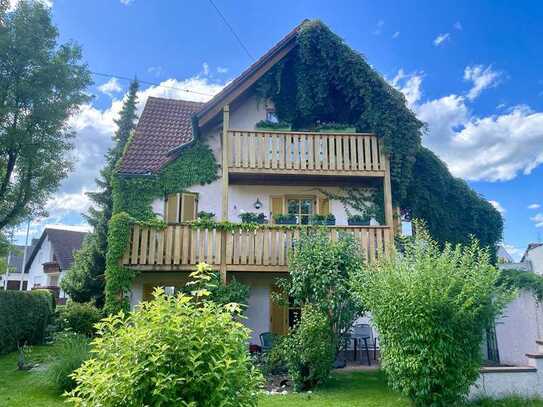 2-Familienhaus mit Ferien-Wohnungen, DG-Ausbau vorbereitet, 3er Carport und 4 STP in Waldberg kaufen