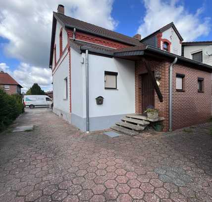 Doppelhaushälfte mit Bauland im Ortskern von Ehmen