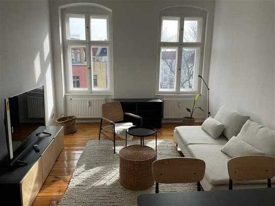 Helle Wohnung mit moderner Möblierung und Balkon