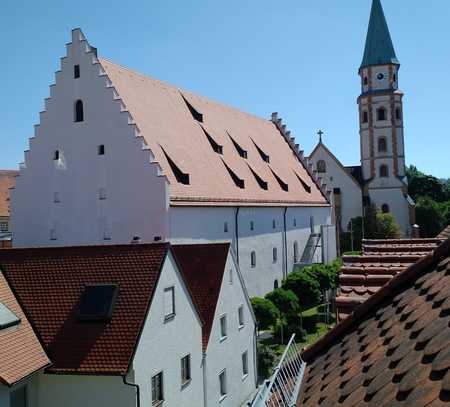 Geräumiges 1-Zimmer-DG-Apartement inmitten der Altstadt mit kl. Balkon und EBK