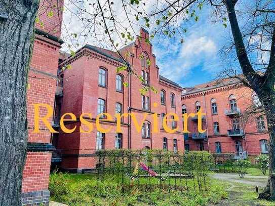 Wunderschöne 2-Zimmer-Wohnung in historischer Wohnanlage! Parkett, Stellplatz, Wintergarten uvm.