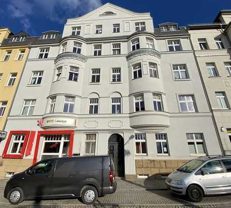 Große 3-Zi. mit Lam., Einbauküche, Terrasse, Wannenbad und sep.WC in guter Lage!
