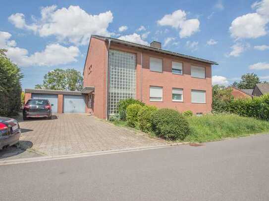 Charmantes Zweifamilienhaus mit Garagen 
in ruhiger Lage von Kleinenbroich