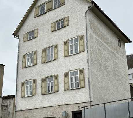 Mitten in der Altstadt von Blaubeuren! Sanierungsbedürftiges Mehrfamilienhaus und zwei Flurstücke.