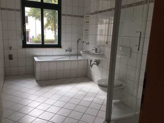Großzügige schön geschnittene 2-Raum EG-Wohnung