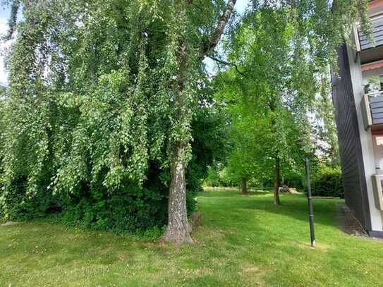 Großes Grundstück in einer ruhigen Wohnlage mit vier Garagen und alten Baum bestand !