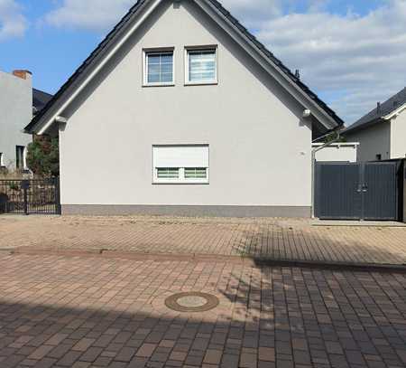 !Provisionsfrei! Einfamilienhaus mit Garage sucht neue Eigentümer