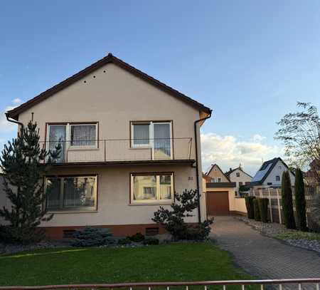 Freistehendes Einfamilienhaus mit gepflegtem Garten und Garage