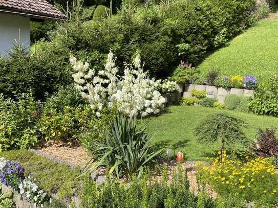 Teilmöbilierte, renovierte 2,5 Zimmer Wohnung mit Kamin, Garten und Garagenstellplatz.