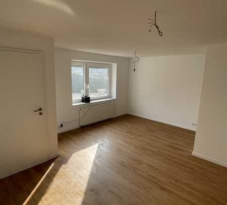 Helle 3,5-Zimmer-Wohnung mit Terrasse, Erstbezug nach Sanierung