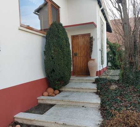 Immobilie auf großem Grundstück, integrierte Garage, Innenhof und Garten