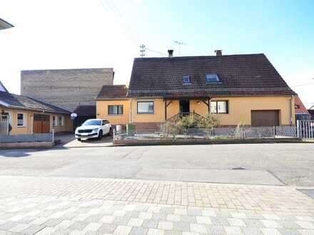 Mitten im Zentrum von Aglasterhausen.
Charmantes Einfamilienhaus mit separater Werkstatt