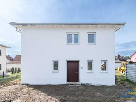 Energieeffizienter Erstbezug: Traumhaftes Einfamilienhaus mit Garage und Garten