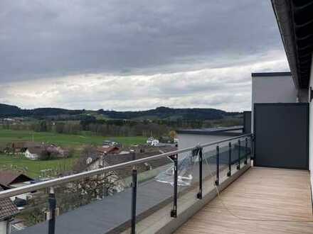 Erstbezug mit Balkon: Stilvolle 3-Raum-Penthouse-Wohnung mit geh. Innenausstattung in Hunderdorf