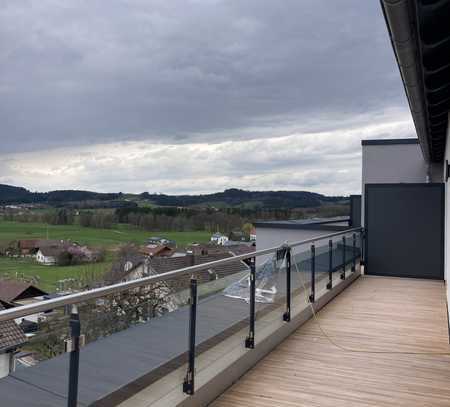 Erstbezug mit Balkon: Stilvolle 3-Raum-Penthouse-Wohnung mit geh. Innenausstattung in Hunderdorf