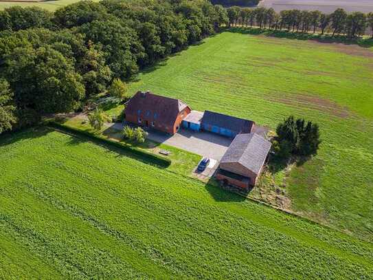 Einfamilienhaus mit großem Grundstück, Garagen und weiteren Nebengebäuden zu verkaufen!