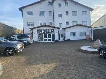 GRÜNSTADT !!! Freistehendes Hotel Garni + 4 separate Wohnungen + 10 KFZ Stellplätze + 3 Garagen