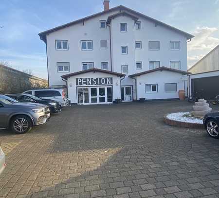 GRÜNSTADT !!! Freistehendes Hotel Garni + 4 separate Wohnungen + 10 KFZ Stellplätze + 3 Garagen