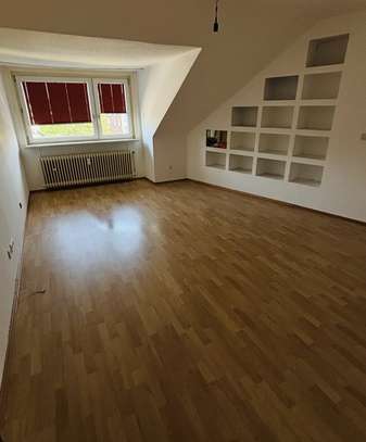 Tolle 2-Zimmer Dachgeschoss-Wohnung !