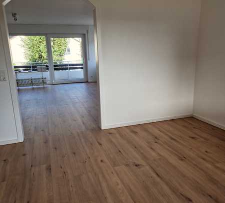 renovierte, zentral gelegene, sonnige 4-Zimmer-Wohnung mit 2 Balkonen und Terrasse (Haus-Charakter)