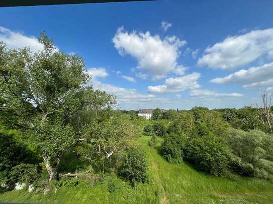 Wohnen mit Blick ins Grüne: 3-RW – Balkon – Bad mit Wanne - Aufzug - PKW-Stellplatz