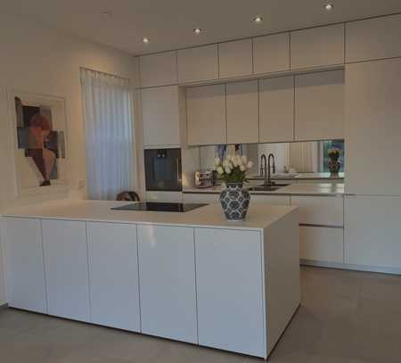 Neuwertige 3-Zimmer Erdgeschosswohnung im Zentrum von HS mit Garten, Garage und 2 Stellplätzen