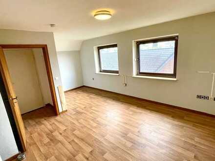 Kaarst- Nord: 2- Zimmer Dachgeschosswohnung in kleiner Wohneinheit mit Stellplatz