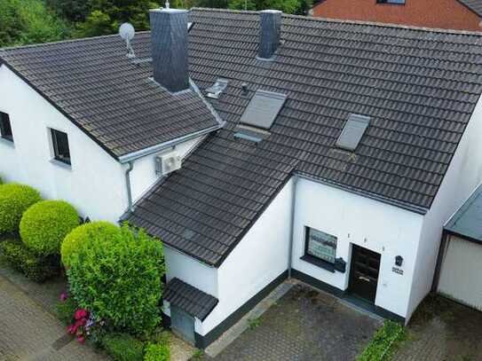 Haus im Haus: Besondere Maisonette-Wohnung mit Wohlfühlgarten am beliebten Naturschutzgebiet