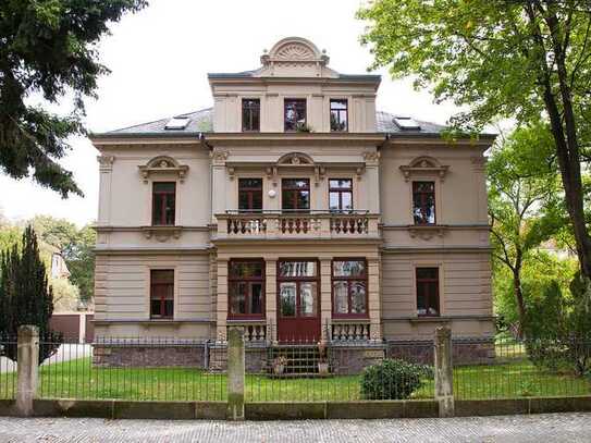 Architektonische Perle: DG Wohnung & SCHÖNES Gartengrundstück