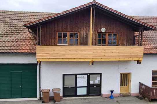 Freundliche 3-Zimmer-DG-Wohnung mit gehobener Innenausstattung mit Balkon in Spiegelau