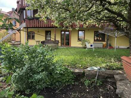 Schöne 5-Zimmer Wohnung mit großer Natursteinterrasse zum Garten hin und Ortsrandlage.