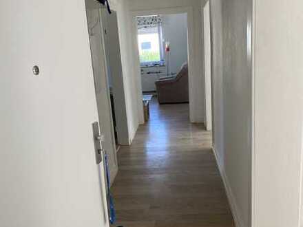 Hell und Neu Renoviert 4 Zimmer Wohnung zu vermieten.