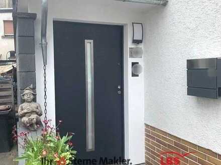 Schönes Zweifamilienhaus mit Hof in Miesenheim
