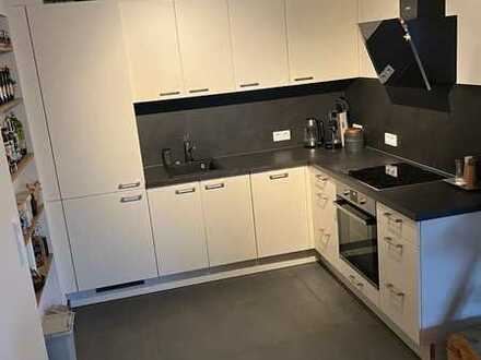 Exklusive helle 2 Zimmer Wohnung mit 68 m² Terrasse, Stellplatz &.schöner EBK