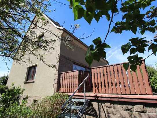 Solides Einfamilienhaus mit Garage, Terrasse und Garten