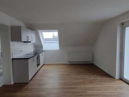 Exklusive 1-Zimmer-DG-Wohnung mit neuer Einbauküche und großem Balkon