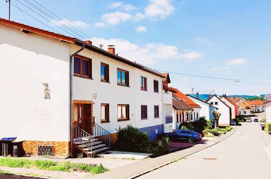 Zweifamilienhaus mit großem Garten in ruhiger Lage