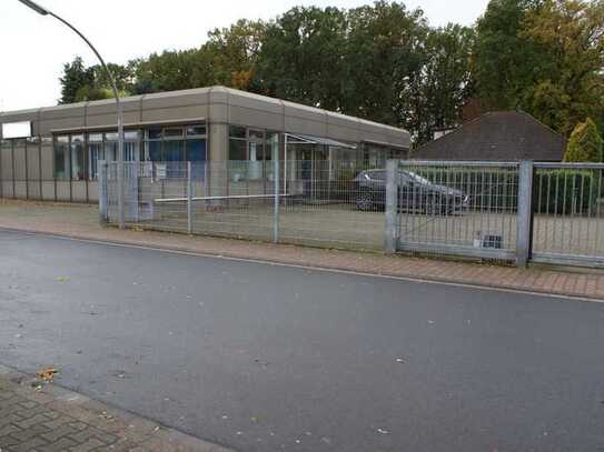 Bürogebäude mit Parkplätzen und Freifläche