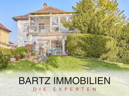 Stilvolles Wohnhaus mit zwei Einheiten - traumhafter Weitblick & Garten in Feldrandlage/Erbbaurecht