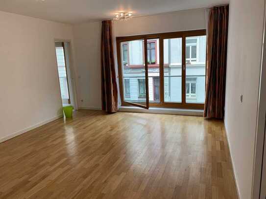 Teilmöbilierte 2 Zimmer Wohnung Nähe Main und der Schweitzer Straße