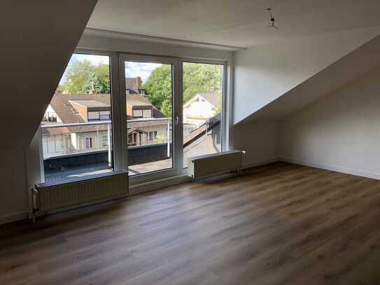 Schöne 2 Zimmer Dachgeschosswohnung mit lichtdurchflutetem Wohnbereich, Sonnenbalkon und EBK